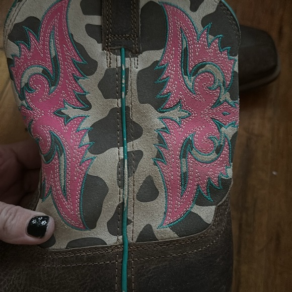 Fun adorable cow pattern Ariat boots - Picture 7 of 8